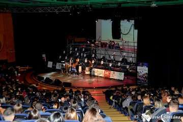 Acto de presentación de la murga teldense Los Nietos de Sarymanchez en el Teatro Víctor Jara de Vecindario (Foto Francisco Javier Santana)